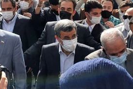 فیلم/ بالا رفتن احمدی‌نژاد از نرده‌ها برای پاسخ به ابراز احساسات هوادارانش 