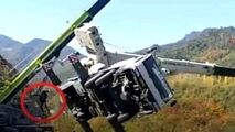 لحظه فرار راننده در حادثه سقوط جرثقیل!