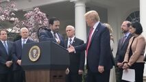 فیلم| خودداری یکی از سخنرانان کاخ سفید از دست دادن با ترامپ 