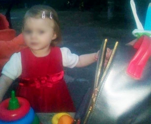 پیدا شدن دختر گرسنه در کنار اجساد والدینش در آپارتمان!