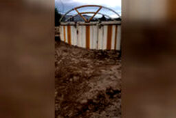 خانه‌هایی که تا سقف در گِل فرو رفتند