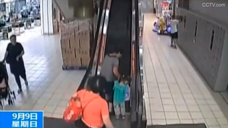 لحظه سقوط زن سالخورده به همراه نوه‌اش از پله برقی!