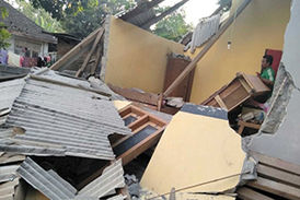 نجات یک مرد از زیر آوارهای مسجد پس از زلزله 7 ریشتری در اندونزی