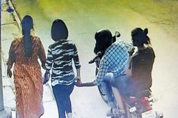 لحظه سرقت تلفن همراه زن جوان توسط سارقان موتورسوار