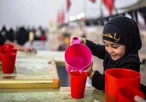 مهمان‌نوازی کودک خردسال از زائران اربعین حسینی