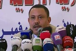 کفش پرتاب کردن یک خبرنگار به سمت وزیر فراری یمن