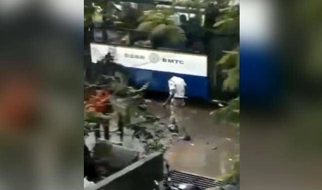 اقدام تحسین برانگیز مأمور پلیس در روز بارانی