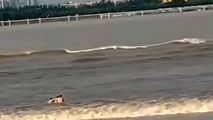 لحظه وحشتناک غرق شدن شناگر چینی توسط امواج رودخانه! 