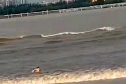 لحظه وحشتناک غرق شدن شناگر چینی توسط امواج رودخانه! 