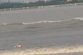 لحظه وحشتناک غرق شدن شناگر چینی توسط امواج رودخانه! 