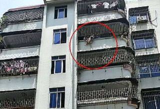 نرده‌های تراس مانع سقوط دختر بچه از طبقه ششم شد!