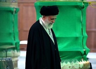 راز اقتدار رهبر انقلاب در برابر ابرقدرت‌های جهان چیست؟