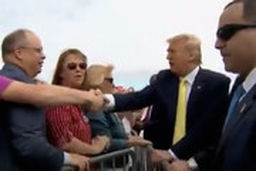 ترامپ با هوادارانش دست می‌دهد تا بگوید کرونا وجود ندارد!