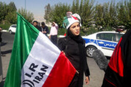  حضور زنان مقابل ورودی شرقی استادیوم آزادی