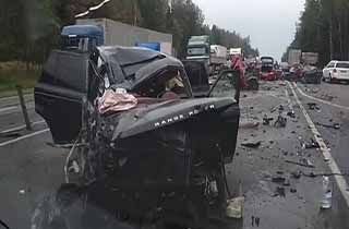 شاخ به شاخ وحشتناک یک خودرو با چهار خودروی دیگر در لاین مخالف!