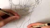 هنرمندی که با دو دست پرتره‌های دیدنی می‌کشد