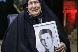 گریه مجری روی آنتن زنده پس از لالایی خواندن مادر شهید پیرهادی