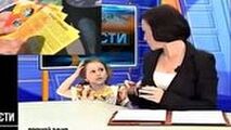 حضور ناگهانی دختر بچه مجری تلویزیونی در برنامه زنده خبری 