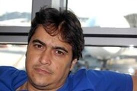 روح‌الله زم در حال نوشتن فرم بازجویی به صرف چای و شربت 