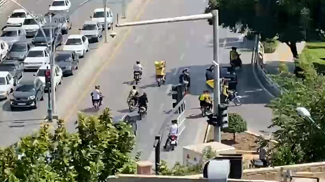 حضور هواداران سپاهان مقابل هتل پرسپولیس