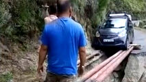 عبور خطرناک خودرو از دره 