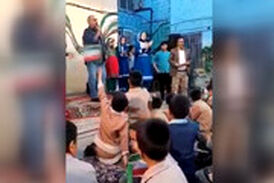  آواز خوانی پرویز پرستویی در مدرسه افغانستانی‌ها