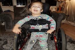 هیجان پسربچه ۴ ساله از اولین تجربه راه رفتنش