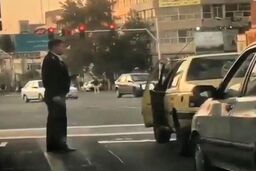 تذکر پلیس راهور به راننده‌ای که سیگار خود را روی زمین انداخت