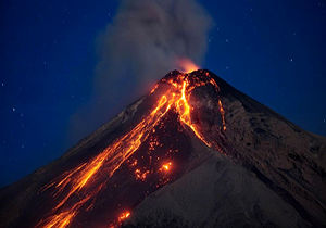 کوه آتشفشانی که خانه‌های یک جزیره را زیر خاکستر مدفون کرد 