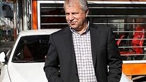 علی پروین: قرار است خانم‌ها را به استادیوم راه بدهند؛ اگر فحاشی نکنند! 