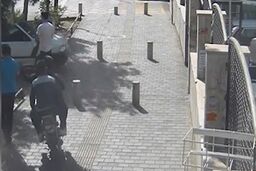 لحظه قاپیدن گوشی از دست عابر پیاده