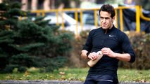 علی کریمی در کل‌کل پینگ‌پنگی با جواد کاظمیان