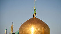 مراسم تعویض پرچم گنبد حرم مطهر رضوی