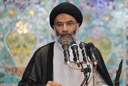 حضور بدون تشریفات امام جمعه اهواز در صف دریافت کارت پرواز