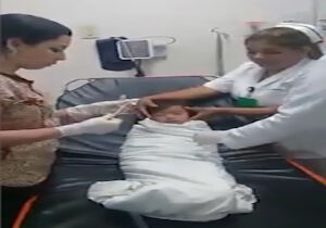 خارج کردن سکه از گلوی کودک توسط پزشک زبردست