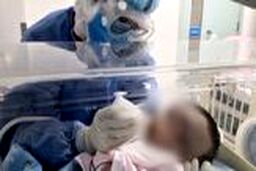 اقدام جالب والدین نوزاد ۳۵ روزه مبتلا به کرونا 