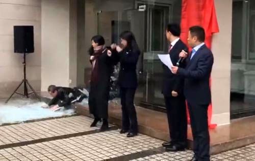 حادثه غیرمنتظره‌ای که یک مراسم رسمی را به هم زد