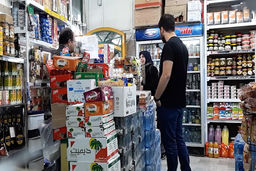 دوربین مخفی واکنش مردم به خرید بیش از نیاز کالا !