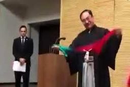 شعبده‌بازی سفیر ژاپن با پرچم ایران!