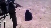 اعدام یک زن توسط طالبان با کلاشینکف