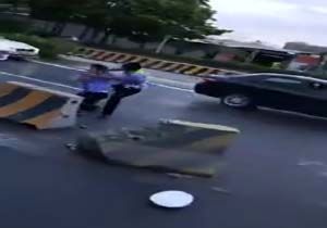 کتک کاری دو مامور پلیس در وسط خیابان