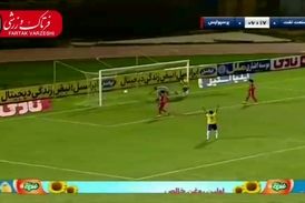  گل اول صنعت نفت به پرسپولیس با گل به خودی عجیب حامد لک 