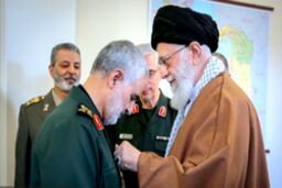 ادای احترام سردار سلیمانی مقابل رهبر انقلاب هنگام دریافت نشان