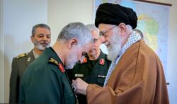 ادای احترام سردار سلیمانی مقابل رهبر انقلاب هنگام دریافت نشان