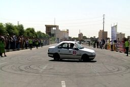 انجام حرکات نمایشی با خودروی داخلی