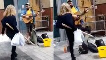 حمله ناگهانی زن عصبانی به نوازنده خیابانی!