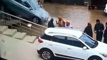 مشتری که خودروی صفر را به شیشه نمایشگاه کوبید!
