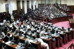 کتک کاری زنان مجلس افغانستان با دمپایی !