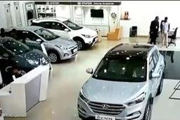 عاقبت آزمایش خودرو در نمایشگاه توسط دختر جوان