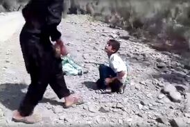 فیلم شکنجه 2 پسر بچه ایرانی توسط جوان بی‌وجدان
